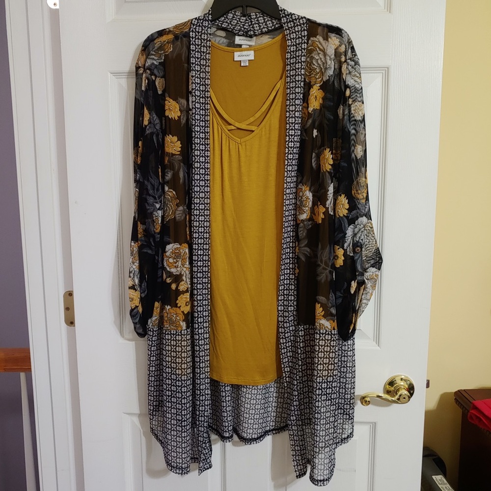 **SOLD**. NWOT Tank & Kimono Set